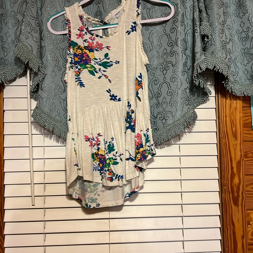 Hi low tank, super soft, ruffle trim. Floral pattern Sz med